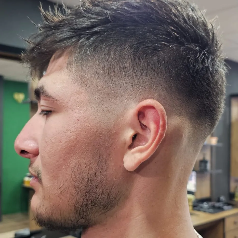 Fade met textured crop voor de groene muur van de zaak