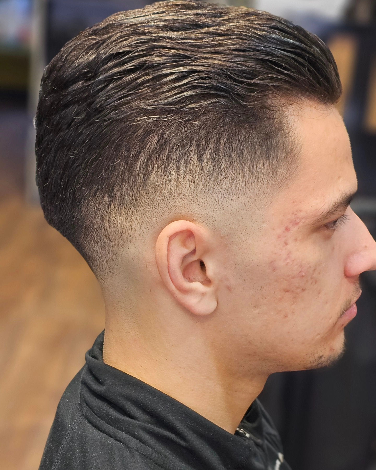 Taper fade met het haar naar achteren, zijaanzicht